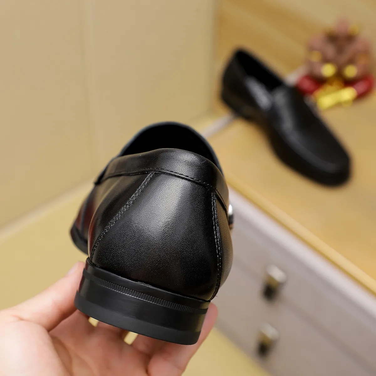 Men's shoes 💰460 🔥 Ferragamo new men's casual slip-on shoes 🇨🇳 Official website original 1:1 mold, original quality 💯 fine workmanship, high-end luxury ☘ The upper is made of imported Italian first-layer cowhide 🌴 Luxurious water dyeing 🐂 Leather lining 🍓 Rubber wear-resistant and non-slip outsole, breathable and comfortable to wear 🍍 The first choice for high-taste men, color optional! Code number 38-44 (45.46. Customized)
